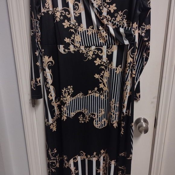 Long Sleeve Maxi Dress with Beautiful Design - Picture 2 of 4
